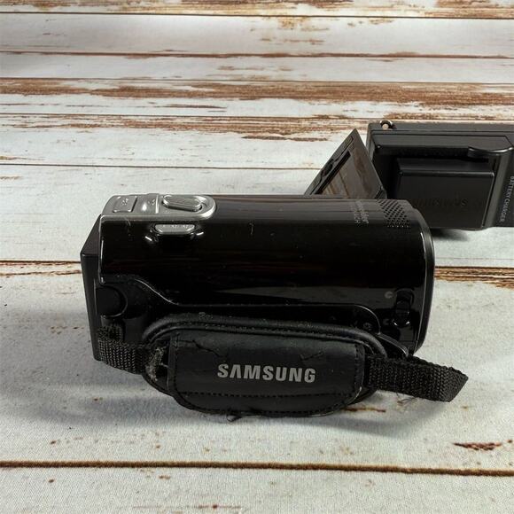 Samsung Compact Camcorder 65x Zoom Flip-Out Screen – w/ Battery & Charger Used - Picture 5 of 7